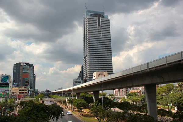 BTS, un système de transit rapide élevé à Bangkok, la capitale de la Thaïlande — Photo