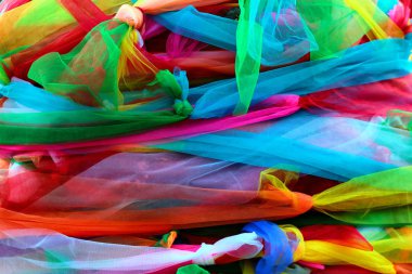 Tayland 'da bir Budist tapınağında renkli kurdeleler