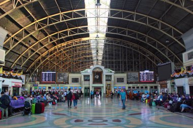 Bangkok 'taki ana tren istasyonu Hua Lamphong istasyonunun bilet gişeleri..