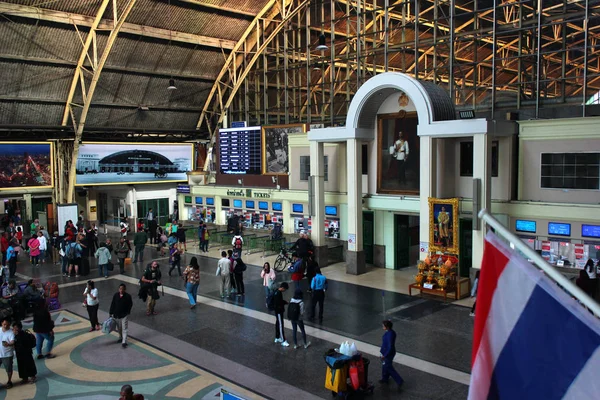 Ventanillas en la estación Hua Lamphong, la estación principal de Bangkok . — Foto de Stock