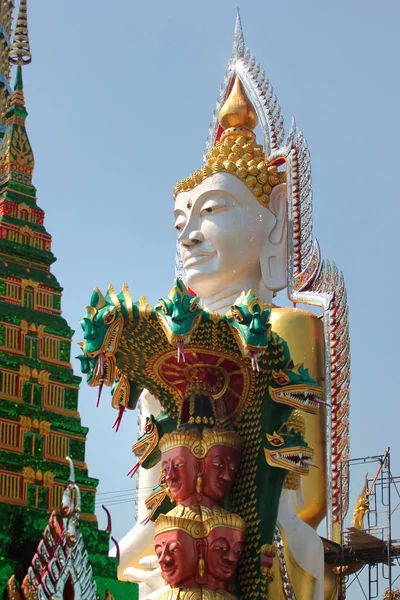 Bangkok, Tailandia - 13 de diciembre de 2019: Templo de Wat Khun Chan en T —  Fotos de Stock