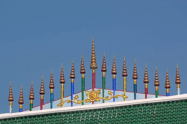 Chatras, ou guarda-chuvas multi-camadas, um auspicioso símbolos no budismo — Fotografia de Stock