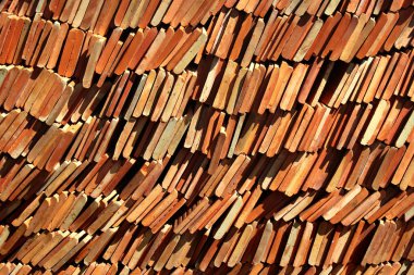 Kahverengi ve sarı seramik seramik yığınları