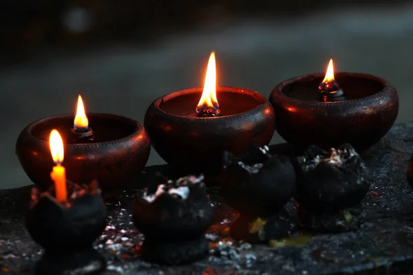 在泰国的一座佛教寺庙里点着蜡烛和油灯 — 图库照片