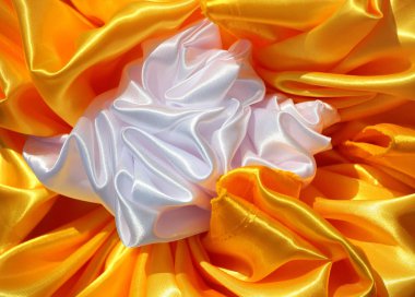 Sarı ve beyaz kurdelelerden yapılmış dekoratif çiçek, geleneksel. 