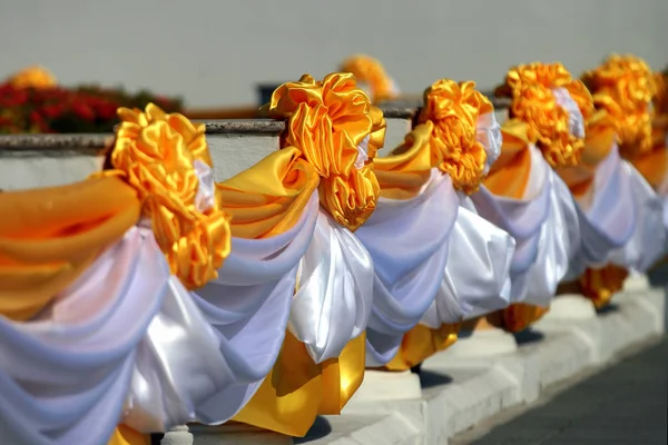 Fiore decorativo fatto di nastri gialli e bianchi, tradizionale — Foto Stock