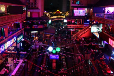 Nana Plaza, Bangkok 'un en büyük genelev ve eğlence merkezi..