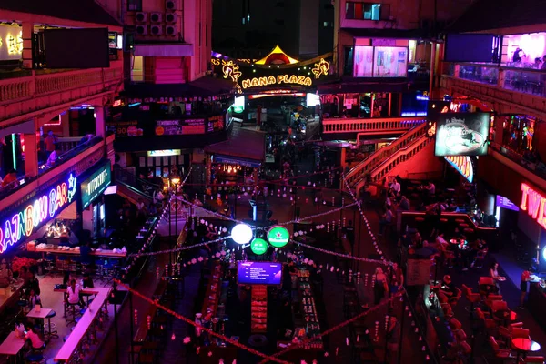 Nana Plaza, the biggest red light district and entertainment complex with go-go bars in Bangkok. — Stock Photo, Image