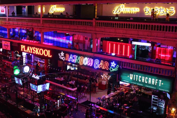 Nana Plaza, o maior bairro de luz vermelha e complexo de entretenimento com bares go-go em Banguecoque . — Fotografia de Stock