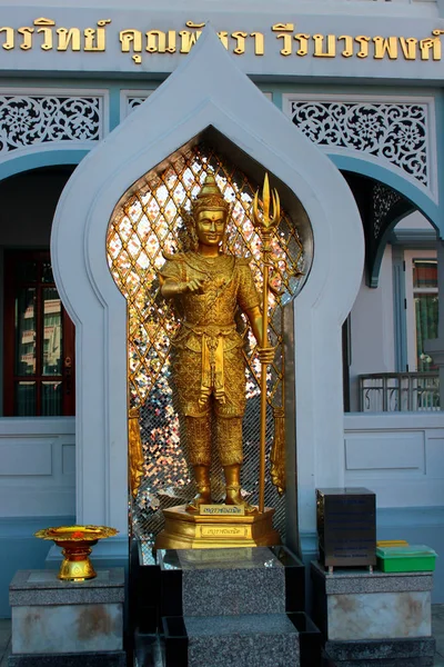 Wat Thewarat Kunchorn Worawiharn temple в Бангкоке, Таиланд — стоковое фото