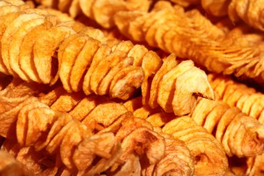 Şişte sarı muz cipsi, sokak yemekleri arka planı.