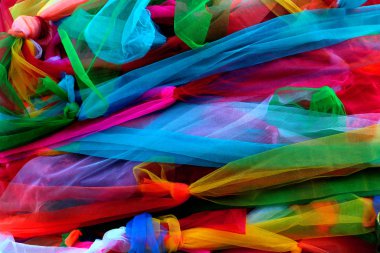 Tayland 'da bir Budist tapınağında renkli kurdeleler