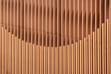 Dikey ahşap bataryalar, iç duvarlar dekorasyonu.