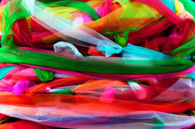 Tayland 'da bir Budist tapınağında renkli kurdeleler