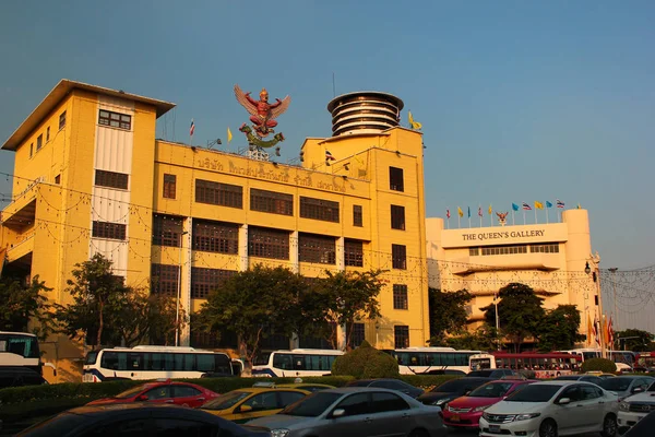 Garuda bird on Deves Insurance Building in Bangkok, Thailand — Stock Photo, Image