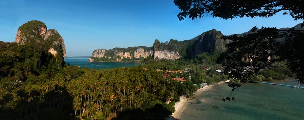 Vista de Tonsai Bay com a famosa Railey West Beach e Tonsai Bay Beach em Krabi, Tailândia . — Fotografia de Stock