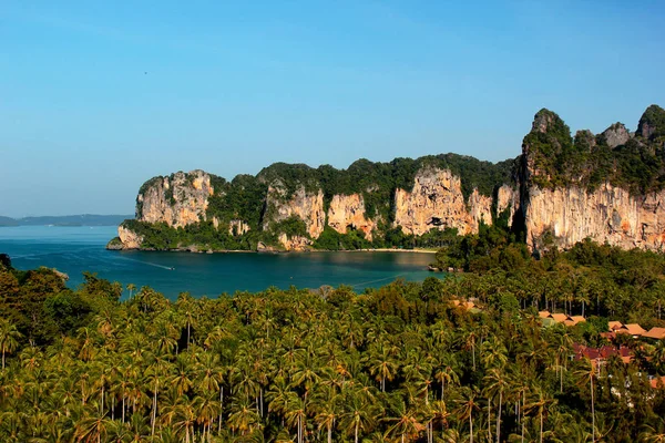 Blick auf die tonsai bay mit dem berühmten railey west beach und tonsai bay beach in krabi, thailand. — Stockfoto