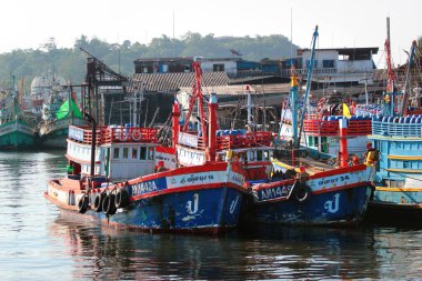 Khlong Tha Chin 'deki iskele ve deniz marinası, Phi Phi adaları ve Tayland Krabi adaları için sıçrama noktası.