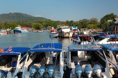 Khlong Tha Chin 'deki deniz marinasında yatlar, feribotlar ve sürat tekneleri, Phi Phi adaları ve Krabi adaları için atlama noktası..