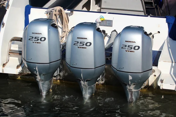 Leistungsstarke Außenbordmotoren auf einem Schnellboot — Stockfoto