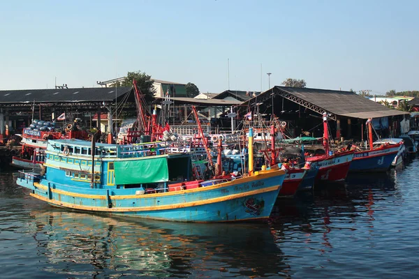 Molo i przystań morska w Khlong Tha Chin, punkt zrzutu dla wysp Phi Phi i Krabi, Tajlandia — Zdjęcie stockowe