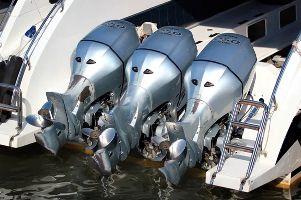 Leistungsstarke Außenbordmotoren auf einem Schnellboot — Stockfoto