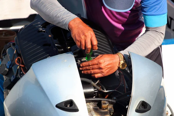 Uomo che regola il potente motore fuoribordo su un motoscafo — Foto Stock