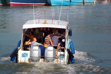 Khlong Tha Chin, Phuket, Tayland 'daki marinada sürat teknesi.