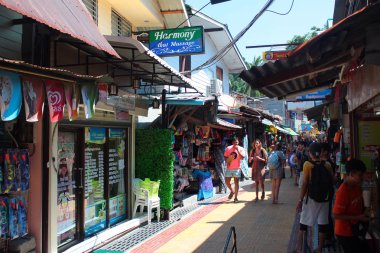 Phi Phi Don, Tayland sokaklarında turistler