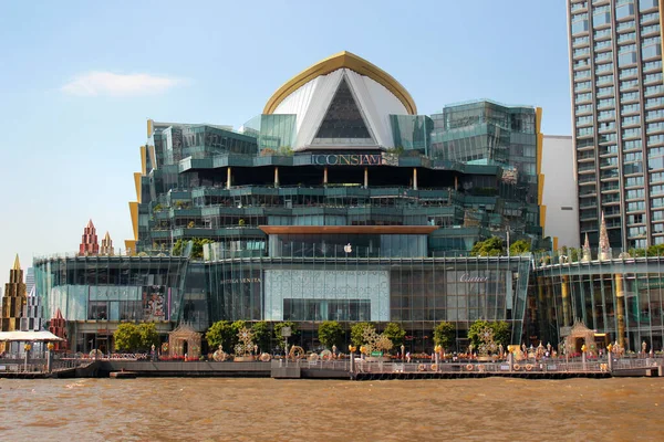 IconSiam department store and Magnolias Waterfront Residences, the tallest residential buildings in Bangkok, Thailand — Stock Photo, Image