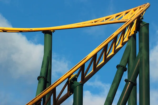 Roller achtbaan tegen blauwe lucht achtergrond. — Stockfoto