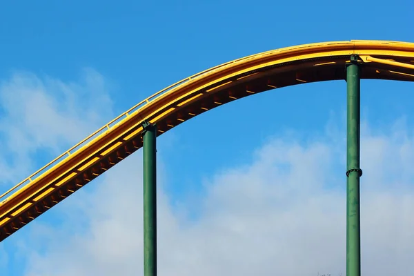 Achterbahn vor blauem Himmel. — Stockfoto