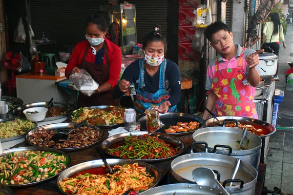 Venditori ambulanti di cibo di strada nel quartiere Chinatown di Bangkok, Thailandia — Foto Stock