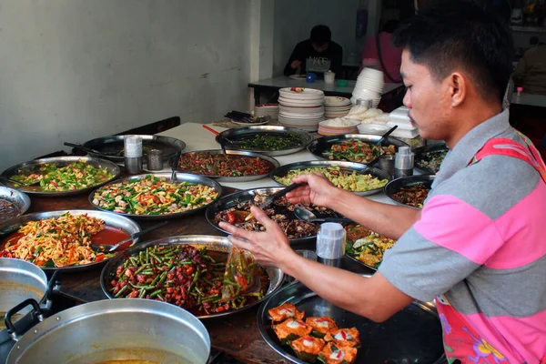 Venditori ambulanti di cibo di strada nel quartiere Chinatown di Bangkok, Thailandia — Foto Stock