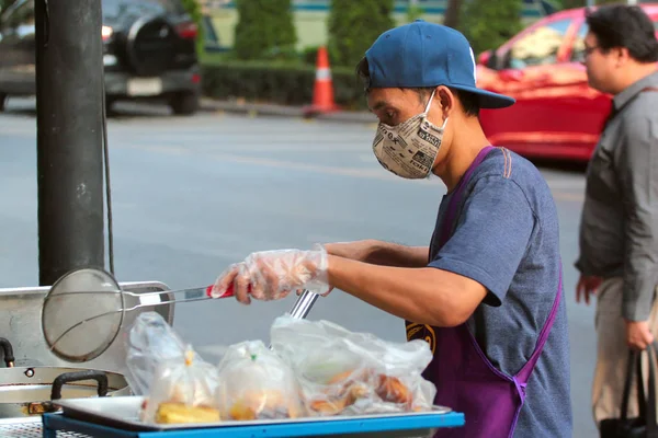 Street Food sprzedawca noszenie maski twarzy, jak w centrum Bangkoku. — Zdjęcie stockowe