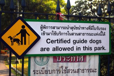 Bangkok, Tayland - 11 Aralık 2019: Chatuchak parkında imzalanan imza parka sadece sertifikalı köpeklerin girmesine izin verildiğini bildiriyor.