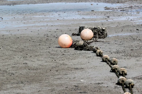 Σχοινί Πλωτές Σημαδούρες Ξέμεινε Μια Παραλία Κατά Διάρκεια Της Χαμηλής — Φωτογραφία Αρχείου