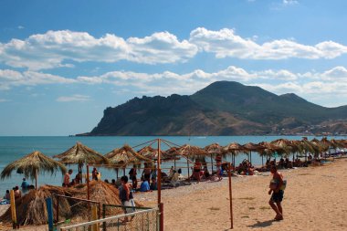 Koktebel, Ukrayna - 28 Haziran 2012: Güneydoğu Kırım 'ın en popüler tatil beldelerinden biri olan Koktebel' deki halk plajı.