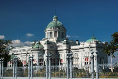 Bangkok, Tayland - 30 Kasım 2019: Dusit Sarayı, Bangkok 'ta 1901 yılında Kral Chulalongkorn tarafından inşa edilen bir kraliyet konutları kompleksi..