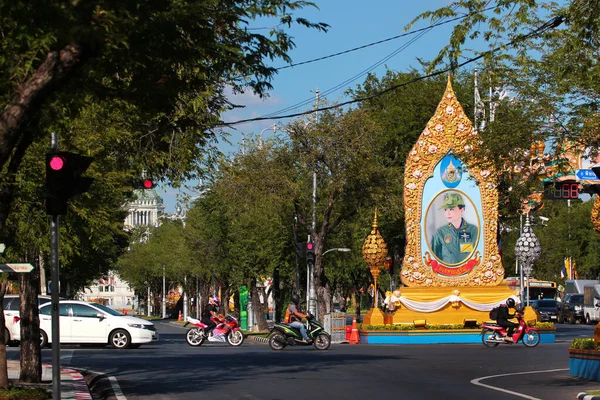 バンコク 2019年11月30日 バンコクのデュシットパレス前の王族の肖像 — ストック写真