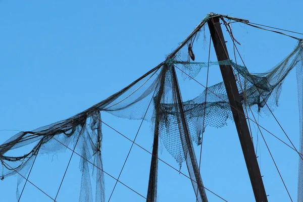 Malha Esfarrapada Contra Fundo Céu Azul — Fotografia de Stock