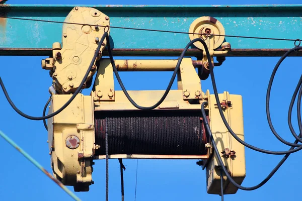 Alte Rostige Seilwinde Vor Blauem Himmel — Stockfoto