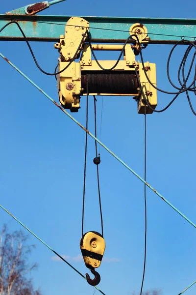 Old Rusty Rope Winch Blue Sky Background — Stock Photo, Image