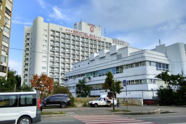 Kyiv, Ukrayna - 21 Eylül 2017: Bratislava Oteli, Kiev 'in Dniprovskyi ilçesinde 4 yıldızlı bir otel kompleksi. 