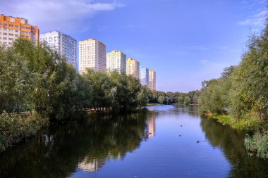 Kyiv, Ukrayna - 21 Eylül 2017: Kiev 'in Dniprovskyi ilçesindeki Peremoha halk parkı.
