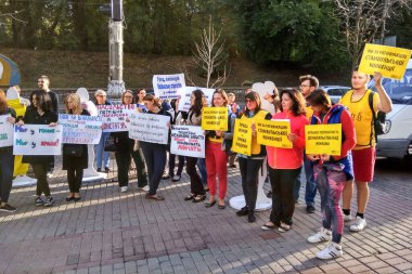 Kyiv, Ukrayna - 21 Eylül 2017: İstanbul Konvansiyonu 'nun kadınlara yönelik şiddet ve aile içi şiddeti önleme ve bunlarla mücadele konulu onayına ilişkin sloganları olan eylemciler.