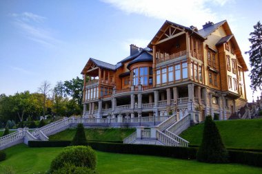 Kyiv, Ukrayna - 22 Eylül 2017: Mezhyhirya 'daki ahşap Honka evi, eski başkan Viktor Yanukovich' in özel konutu şimdi Ukrayna 'nın Kyiv bölgesinde halka açık.