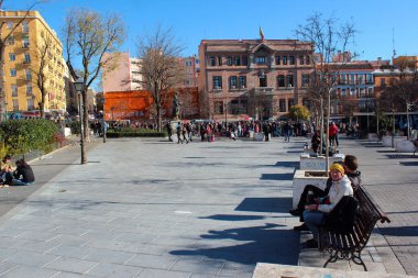 Madrid, İspanya - 18 Aralık 2016: El Rastro pazar meydanı yakınlarındaki Plaza del Campillo del Mundo Nuevo, her Pazar düzenlenen ve 100.000 'den fazla insan ve turist tarafından ziyaret edilen en popüler açık hava bit pazarı.