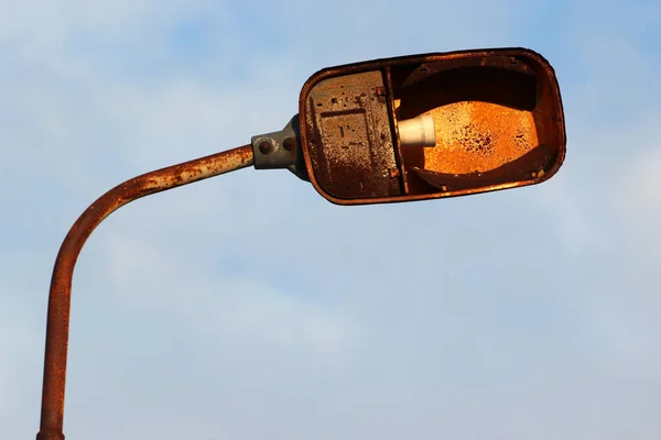 Verlassene Straßenlaterne Rostiger Metallpfosten Mit Lampenhalter Vor Blauem Himmel — Stockfoto