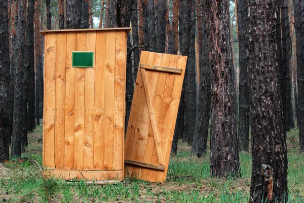 Een Houten Toilet Met Kapotte Deur — Stockfoto